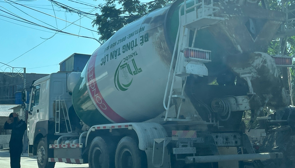 Song song với đó, nhiều lượt xe trộn bê tông in logo “Tân Lộc” cũng đua nhau ra vào liên tục. Tại điểm đầu đoạn đường hướng từ cảng về phía khu dân cư có một tấm biển cấm xe tải trọng quá 7,5 tấn lưu thông theo khung giờ (7-8h; 11-13h; 16-18h), nhưng các xe vẫn chạy “thông” giờ.