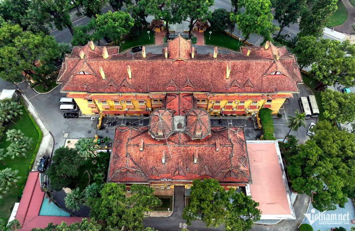 Mặt bằng công trình có hình chữ H. Khối chính cao và rộng nhìn ra quảng trường án ngữ trục phố Chu Văn An hội tụ với hai trục phố Điện Biên Phủ và Tôn Thất Đàm. Khối sau hẹp và thấp hơn nhìn ra không gian vườn - công viên lớn nay là Bắc Sơn. Tòa nhà có bố cục quy hoạch theo quan niệm “thành phố - vườn” thịnh hành thời bấy giờ. Kiến trúc này kết hợp hài hòa với nhau tạo nên vẻ đẹp độc đáo.