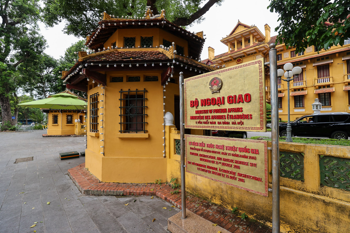 Ngày 26/8/2016, trụ sở Bộ Ngoại giao được trao bằng xếp hạng di tích lịch sử cấp quốc gia. Ông Trần Đình Thành, Phó Cục trưởng Cục Di sản văn hóa (Bộ VH-TT&amp;DL) cho biết: “Chúng tôi xếp hạng đó là di tích kiến trúc nghệ thuật. Đây là tòa nhà trăm mái duy nhất thời Pháp thuộc của Việt Nam, được khởi công xây dựng từ năm 1925. Công trình này có giá trị kiến trúc và lịch sử lâu dài. Hai khối nhà chính được xây từ năm 1925 đến bây giờ cơ bản được bảo tồn nguyên vẹn”.
