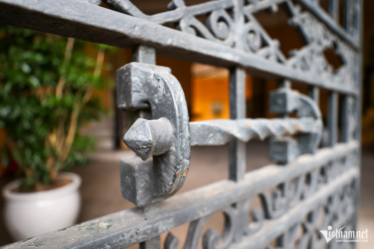 Chiếc cổng sắt còn nguyên giá trị sử dụng từ ngày đặt viên gạch đầu tiên xây dựng tòa nhà. Số 1925 vẫn còn nguyên vẹn trên vòm cổng.