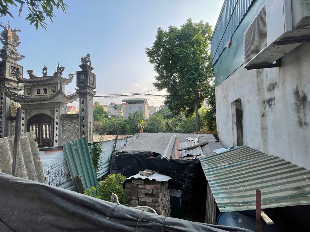 Phần diện tích ngôi chùa bị lấn chiếm, xây dựng công trình kiên cố trái phép ngay sát cổng chùa, nhưng vẫn chưa được xử lý.