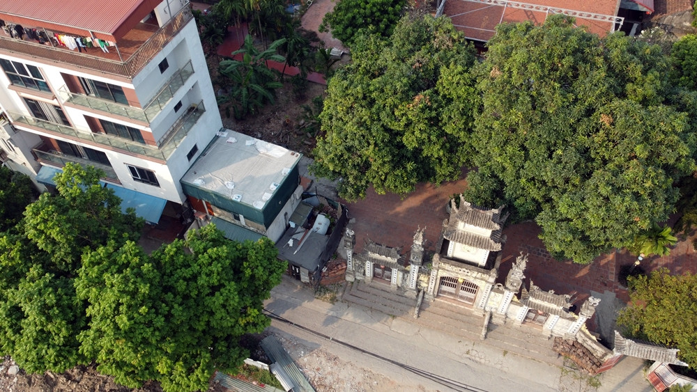 Các công trình cao tầng kiên cố nằm bên trái Tam quan chùa Linh Thông.