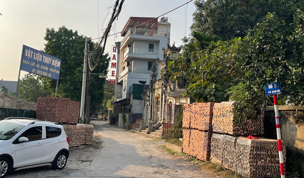 Cổng chùa Linh Thông còn bị “bủa vây” bởi bãi tập kết, vật liệu xây dựng trái phép.