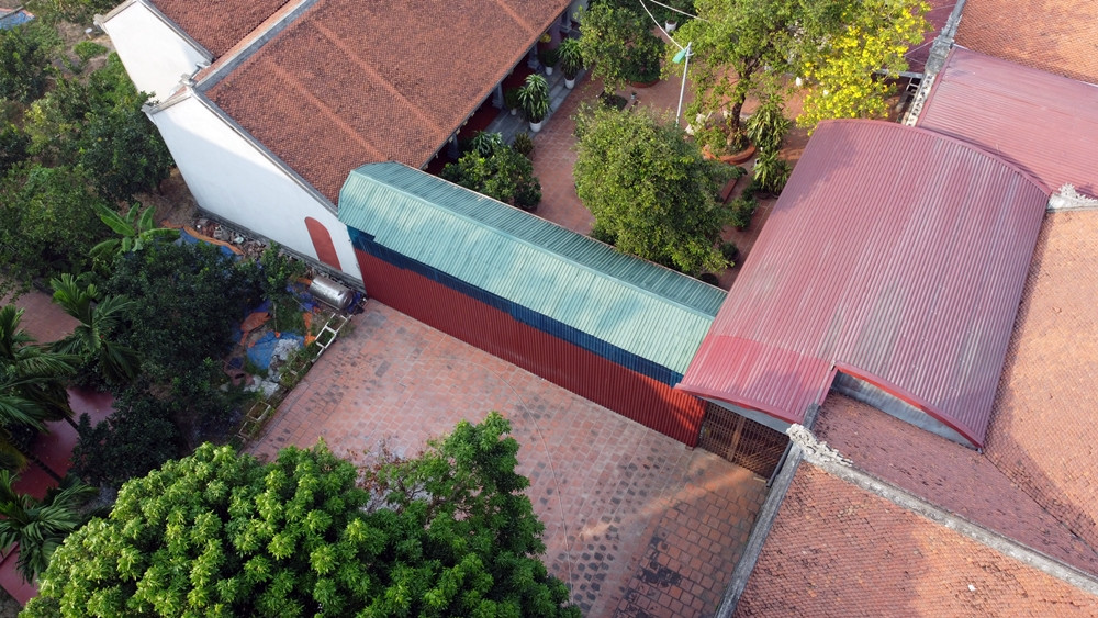 Hàng rào tại một số vị trí được dựng như “lô cốt” bên trong chùa, do cổng Tam quan chưa thể hoàn thiện vì các công trình kiên cố trái phép.