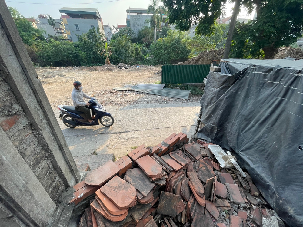 Theo ghi nhận của phóng viên ngày 17/11/2024, hiện trạng lấn chiếm đất đai khuôn viên chùa cổ Linh Thông vẫn chưa được xử lý, khiến cho cổng Tam quan chùa Linh Thông không thể hoàn thiện, tạo khoảng trống lớn khiến nhiều đối tượng ra vào tự do làm ảnh hưởng đến tôn nghiêm nhà chùa.