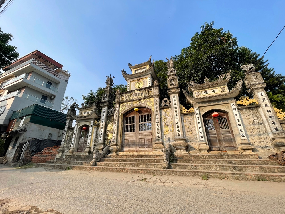 Nhân dân và các phật tử cho biết, trước đây, tại khu vực hai bên cổng Tam quan của chùa Linh Thông phát sinh tình trạng xây dựng công trình nhà ở, lều lán. Sau nhiều lần UBND xã Đại Mỗ (trước đây) nay là phường Đại Mỗ xử lý, một số công trình đã được giải toả, nhưng chưa dứt điểm, khiến khu Tam quan trước cổng chùa không thể bao lại được và không hoàn thiện được hồ sơ pháp lý để trình cấp có thẩm quyền xem xét công nhận chùa là di tích lịch sử.