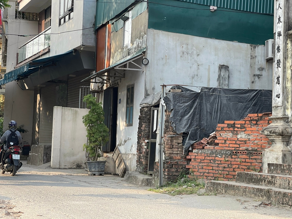 Bà Nguyễn Thị Chinh (trú ở tổ dân phố Tháp, phường Đại Mỗ), cho biết: "Từ năm 1993, UBND huyện Từ Liêm (cũ) đã có Kết luận thanh tra số 97/KL-TT, về việc một số vi phạm lấn chiếm đất chùa là vi phạm vào Điều 5 Luật Đất đai lúc bấy giờ. Tuy nhiên, cơ quan chức năng vẫn không giải quyết, xử lý theo Kết luận, khiến tình trạng lấn chiếm kéo dài".