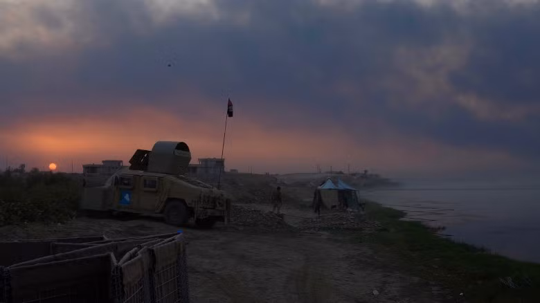 Lính Iraq canh gác ở ngoại ô thị trấn Qayyarah.