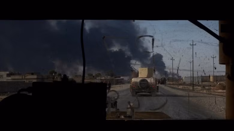 Đoàn xe quân sự Iraq rầm rập tiến về thị trấn Qayyarah để mở chiến dịch giải phóng thành trì Mosul khỏi bàn tay nhóm Hồi giáo cực đoan IS.