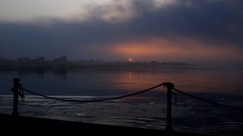 Trên bờ sông Tigris, lực lượng Iraq đang cố gắng mở rộng một cây cầu phao để tiến vào các khu vực khác của Qayyarah.