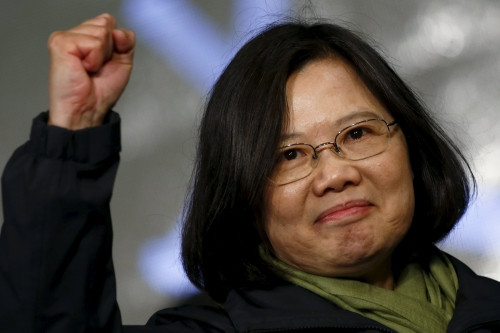 Đều đứng trước yêu cầu cải cách kinh tế ngay khi trúng cử: Ngay khi trúng cử, bà Thái Anh Văn phải đối mặt với những khó khăn mà nền kinh tế Đài Loan đang tồn tại. Đó là những khó khăn về vấn đề cơ cấu kinh tế, tỷ lệ thất nghiệp gần 4%, đặc biệt vấn đề thất nghiệp của giới trẻ đang trở nên nghiêm trọng. Người dân Đài Loan đang kỳ vọng bà Thái Anh Văn được bầu lên để đảo ngược tình trạng kinh tế.