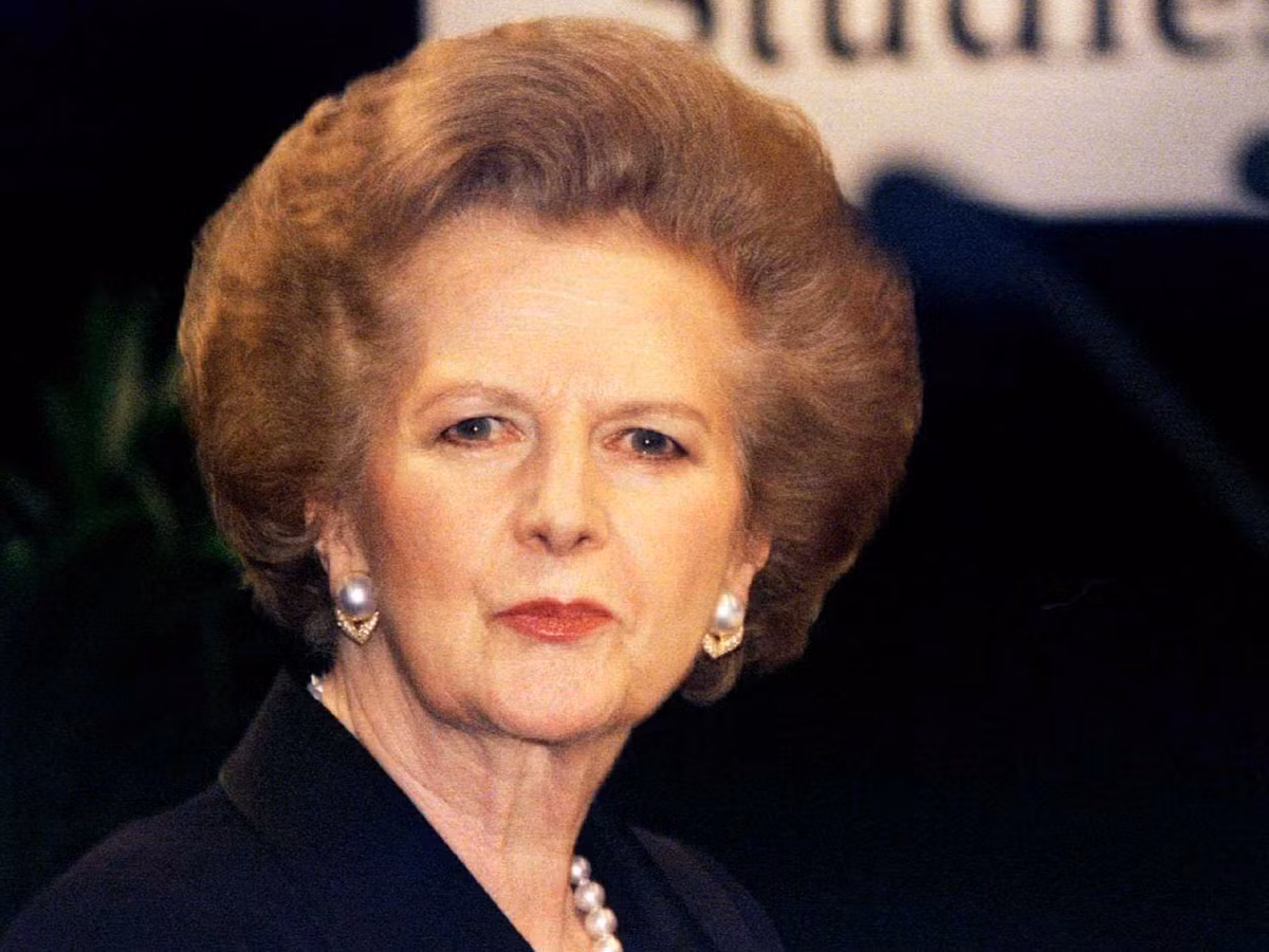 Năm 1959, bà đầm thép Margaret Thatcher được bầu vào Hạ viện Anh đại diện cho quận Finchley ở phía Bắc Luân Đôn. Năm 1970, bà được bổ nhiệm làm Thư ký giáo dục (lãnh đạo Bộ giáo dục của Anh). Trong thời gian đảm nhận cương vị này, sau khi cắt giảm chương trình phát sữa miễn phí dành cho học sinh, bà Thatcher đã bị Công Đảng đối lập bêu xấu với biệt danh “Thatcher the milk Snatcher” (Thatcher Kẻ cướp sữa).