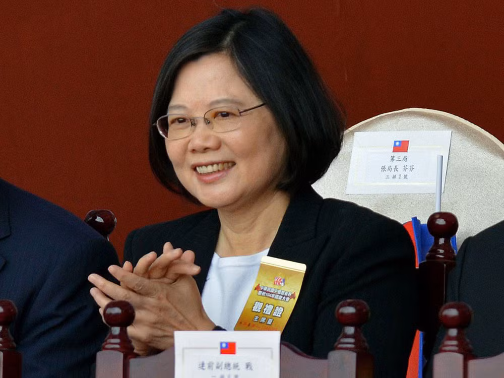 Đều hy sinh tất cả cho sự nghiệp chính trị: Bà Thái Anh Văn sống một mình trong một căn hộ bình thường tại Đài Bắc với hai con mèo và khoe rằng bà đã đi đôi giày hiện tại suốt hơn 16 năm qua. Bà lảng tránh các câu hỏi về đời sống cá nhân của mình, nói rằng bà đã “làm tất cả mọi thứ mà những người trẻ nên làm”.