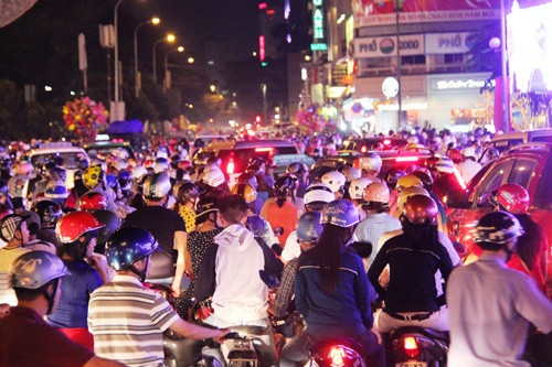 Đêm 30 Tết, hàng chục nghìn người đổ về các tuyến đường ở trung tâm thành phố gần khu vực ở hầm Thủ Thiêm, như: Lê Lợi, Tôn Đức Thắng, Hàm Nghi, đại lộ Võ Văn Kiệt hay lên những cây cầu Khánh Hội, cầu Móng… để vui chơi, chờ xem pháo hoa giao thừa 2015. 
