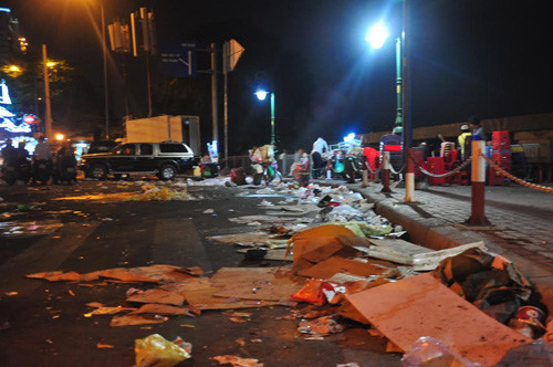 .Hơn 0h ngày 19/2 (Mùng 1 Tết), sau khi pháo hoa kết thúc, dòng người ùn ùn ra về và vô tình hô biến Trung tâm Sài Gòn thành bãi rác khủng khiếp. Hình ảnh rác ngập trên đường ven kênh Tàu Hủ-Bến Nghé.