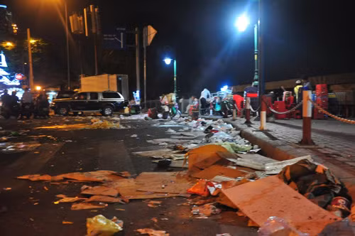 .Hơn 0h ngày 19/2 (Mùng 1 Tết), sau khi pháo hoa kết thúc, dòng người ùn ùn ra về và vô tình hô biến Trung tâm Sài Gòn thành bãi rác khủng khiếp. Hình ảnh rác ngập trên đường ven kênh Tàu Hủ-Bến Nghé.