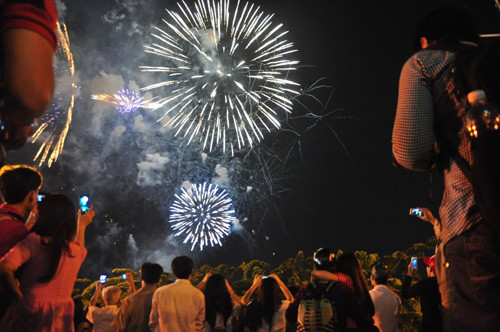 Trong nhiều giờ vui chơi, thưởng pháo hoa, giới trẻ tổ chức ăn uống…, nhưng không ý thức giữ vệ sinh mà xả rác bừa bãi.