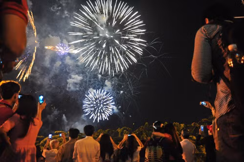 Trong nhiều giờ vui chơi, thưởng pháo hoa, giới trẻ tổ chức ăn uống…, nhưng không ý thức giữ vệ sinh mà xả rác bừa bãi.