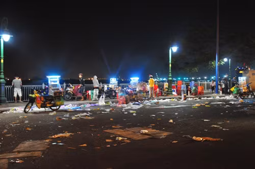 "Biết bao giờ giới trẻ mới ý thức được việc giữ vệ sinh cho đường phố dù việc này đối với họ chẳng khó khăn gì?", một người dân chia sẻ.