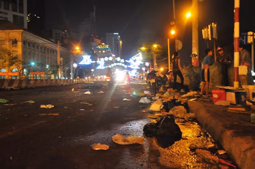 Trung tâm điều hành hầm vượt sông Sài Gòn cũng la liệt rác và rác