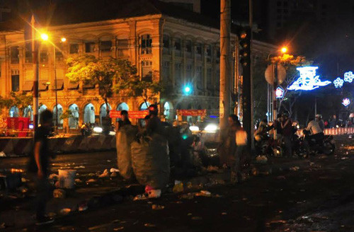 “Hầu như dịp bắn pháo hoa nào ở TP HCM cũng vậy, các bạn trẻ ăn mặc rất đẹp đẽ, sang trọng nhưng không có ý thức khi đến vui chơi, xem pháo hoa xong là vứt rác bừa bãi rồi bỏ về”, chị Lài một người bán hàng rong gần bến Bạch Đằng bức xúc nói. Trong ảnh cho thấy nghịch cảnh nhiều người nhặt ve chai được một ngày đầu năm “bội thu” khi nhặt được nhiều bao chai nhựa, lon nước ngọt...