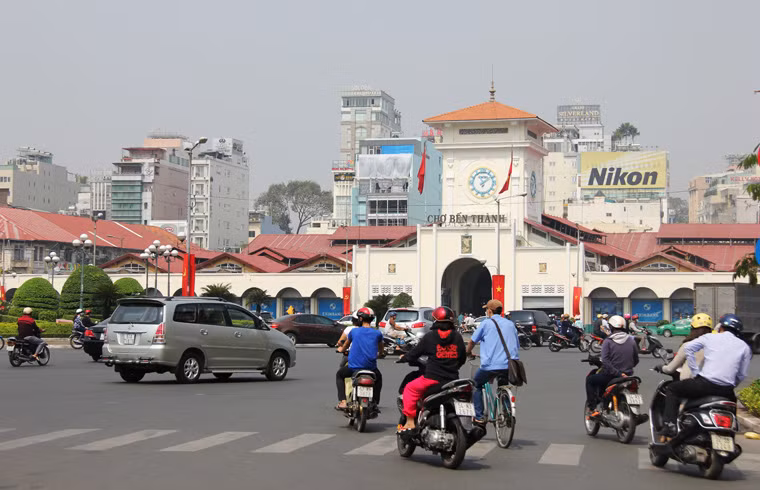 Chợ Bến Thành, biểu tượng của TP HCM, quanh năm mua bán nhộn nhịp, đường phố dập dìu xe cộ...