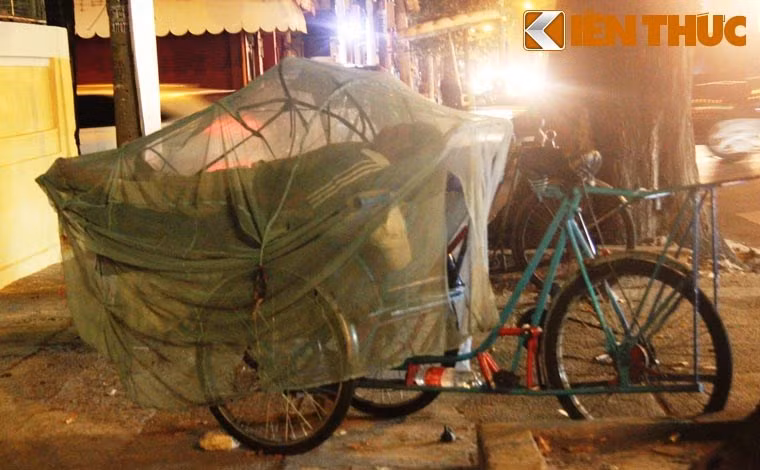 2 bác tài xích lô mặc cho phố phường nhộn nhịp và có lẽ do quá mệt mỏi sau cả ngày mưu sinh, đã đón giao thừa, chào Năm mới 2015 bằng giấc ngủ ngon trên vỉa hè đường Võ Thị Sáu, quận 3.