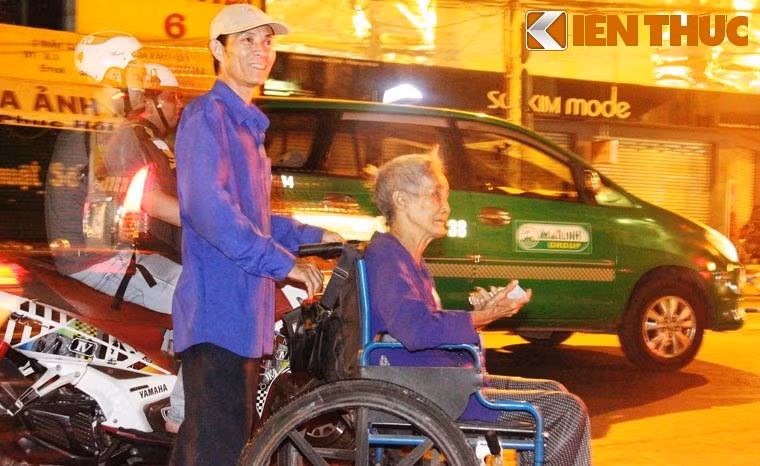 "Từ chiều, tôi đã thắp nhang cúng Tổ tiên và sau đó, cùng con trai ra trung tâm thành phố có đông người du xuân để bán vé số. Bao nhiêu năm rồi Tết đối với mẹ con tôi cũng như ngày thường nhưng chắc chắn những ngày này sẽ bán được nhiều vé số hơn", cụ bà chia sẻ - rồi được người con trai đẩy đi giữa dòng xe cộ náo nhiệt trên đường Đinh Tiên Hoàng, quận 1 đêm 30 Tết.