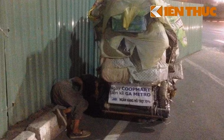 Người phụ nữ này lầm lũi suốt đêm giao thừa để nhặt nhạnh từng chai nhựa nước suối hoặc bất cứ thứ gì bị vứt bỏ mà còn có thể bán được chất đầy xe. Đến gần khu vực cầu Sài Gòn (quận Bình Thạnh), có lẽ vì quá mệt nên bà ngã lưng xuống đường cạnh hàng rào công trình xây dựng nhà Ga Metro tuyến đường sắt đô thị.