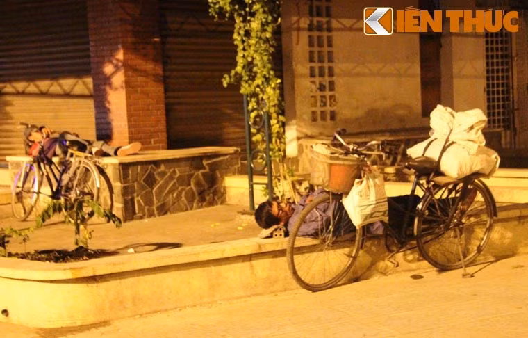 Hình ảnh xót xa được PV ghi nhận trên đường Lý Thái Tổ, quận 10 khi đã bước sang mùng 1 Tết.