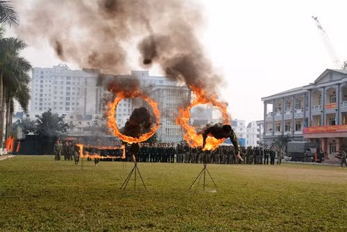 Chiến sỹ đặc công vượt qua vòng lửa.