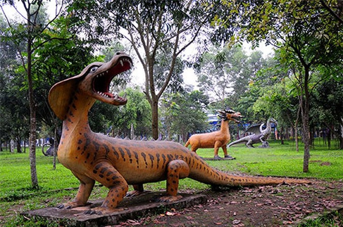 Hàng trăm tượng thú với kích cỡ khủng được dựng tại đây như hổ, báo, ngựa, sư tử… nhưng trong đó, nổi bật nhất là 15 tượng quái thú kì dị.