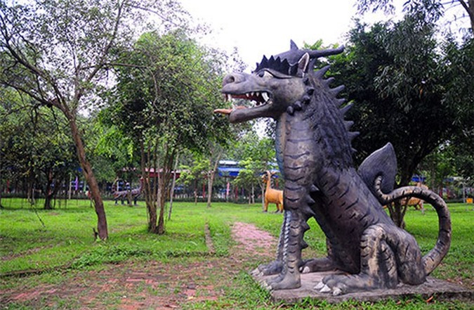 Bức tượng quái thú ngồi này có thân giống hổ, đầu giống rồng.