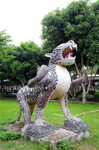 Năm 2013, những con quái thú này được dựng lên tại khu du lịch Đảo Ngọc Xanh để phục vụ du khách tham quan, chụp ảnh.