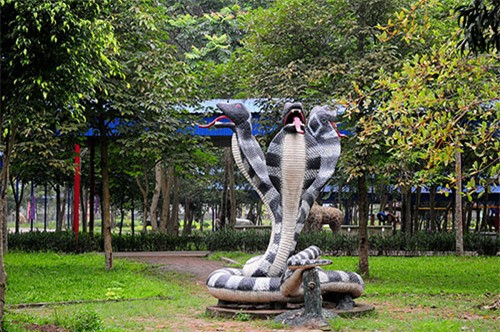 Quái vật rắn hổ mang có 3 đầu.