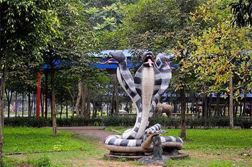 Quái vật rắn hổ mang có 3 đầu.