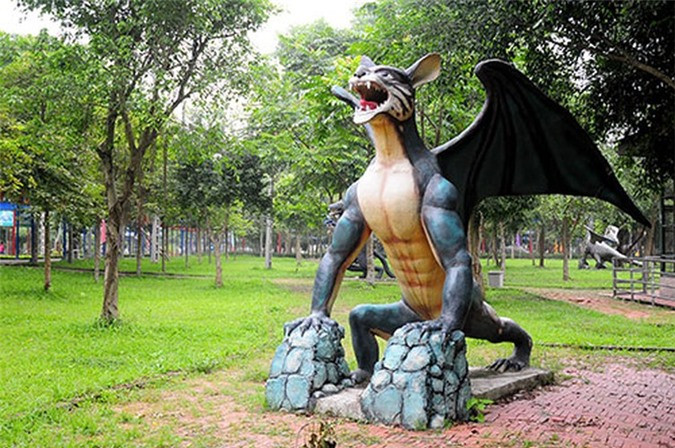 Quái thú nửa người, nửa dơi.