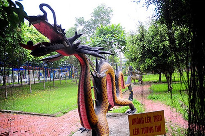 Hình tượng con rồng là dễ nhận biết hơn cả và giống với nhiều bức tượng ở nơi khác.