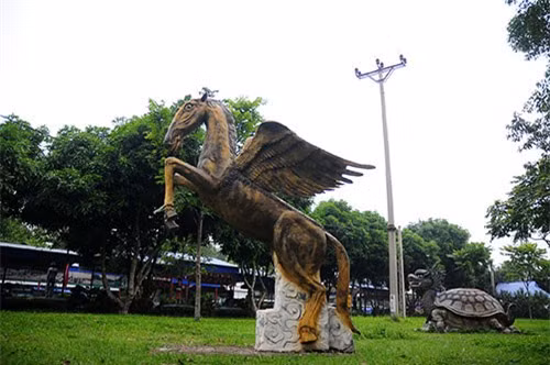 “Những con thú này được dựng hoàn toàn một cách tự nhiên, không theo khuôn mẫu hay bắt chước trên phim ảnh, sách báo gì. Từ hình ảnh chụp lại, các nghệ nhân ở Ba Vì (Sơn Tây) tự do sáng tạo để cho tượng sinh động hơn”, bà Hoa chia sẻ.