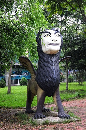 Bức tượng quái thú có mình giống sư tử, mọc cánh và khuôn mặt gần giống với mặt người.