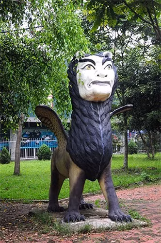 Bức tượng quái thú có mình giống sư tử, mọc cánh và khuôn mặt gần giống với mặt người.