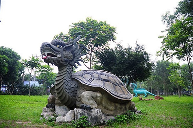 Bà Phan Hoa - Phòng quản lí du lịch (Khu du lịch Đảo Ngọc Xanh) cho biết, những con quái thú này được một lãnh đạo của khu du lịch học hỏi từ một số công viên ở Singapore, Dubai