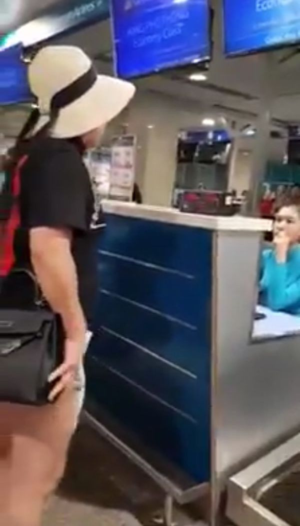 Hanh khach nuoc ngoai gay roi o san bay bi phat the nao?