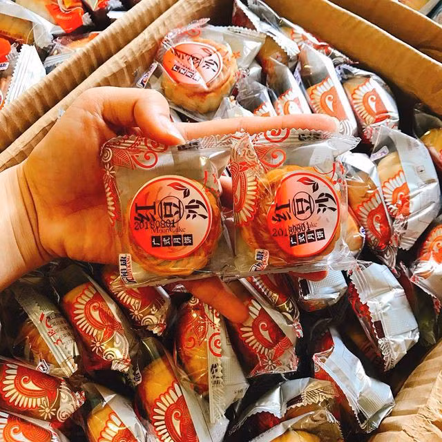  Bánh trung thu mini: Loại bánh này được người bán quảng cáo là hàng nội địa Trung Quốc, được chào bán theo kg, với đủ hương vị hồng táo, dâu tây, lê, dưa lưới, vị đào, trứng muối… Mỗi chiếc bánh có kích cỡ nhỏ bằng lòng bàn tay, bọc trong các túi giấy bóng, bên ngoài dán nhãn Trung Quốc.