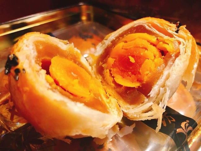 Bánh trung thu "ngàn lớp": Loại bánh này đang được rao bán tràn ngập trên các trang mua bán trực tuyến với giá từ 100 – 150.000 đồng/ hộp 6 chiếc. Nếu mua buôn với số lượng lớn giá rẻ chỉ bằng 1/3.