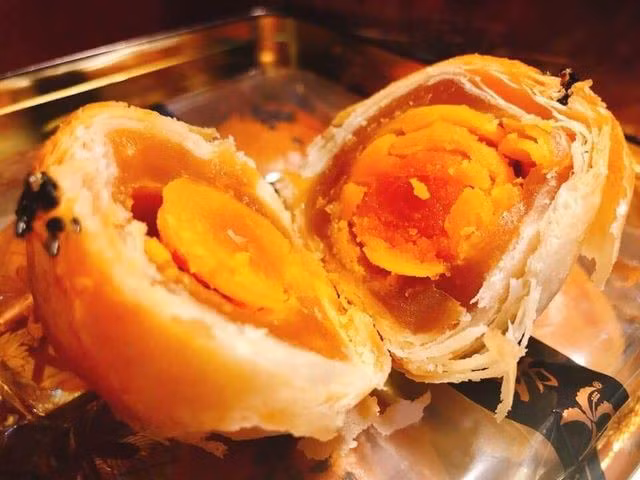 Bánh trung thu "ngàn lớp": Loại bánh này đang được rao bán tràn ngập trên các trang mua bán trực tuyến với giá từ 100 – 150.000 đồng/ hộp 6 chiếc. Nếu mua buôn với số lượng lớn giá rẻ chỉ bằng 1/3.