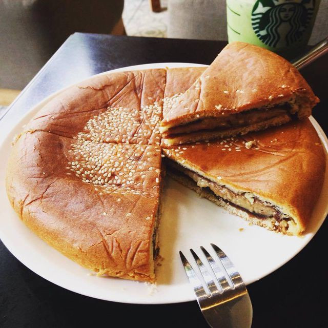 Bánh trung thu "pizza": Sở dĩ loại bánh này có tên gọi là bánh trung thu "pizza" bởi hình dáng bề ngoài của chúng được làm to như những chiếc bánh pizza với trọng lượng lên tới 700 gram/ chiếc, gấp 3-5 lần bánh trung thu truyền thống. Loại bánh độc đáo này từng có thời gian gây “sốt” khắp các khu chợ mạng với giá 160.000 đồng/ chiếc