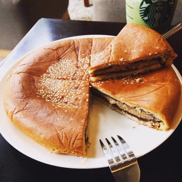 Bánh trung thu "pizza": Sở dĩ loại bánh này có tên gọi là bánh trung thu "pizza" bởi hình dáng bề ngoài của chúng được làm to như những chiếc bánh pizza với trọng lượng lên tới 700 gram/ chiếc, gấp 3-5 lần bánh trung thu truyền thống. Loại bánh độc đáo này từng có thời gian gây “sốt” khắp các khu chợ mạng với giá 160.000 đồng/ chiếc