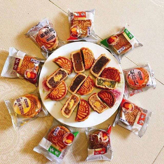 Mỗi chiếc bánh trung thu bán lẻ có giá là 5.000 đồng/ chiếc tuy nhiên nếu mua số lượng lớn giá rẻ hơn rất nhiều chỉ 2.500 đồng/ chiếc, thậm chí bán theo kg với giá 190 nghìn đồng/ 2,5 kg bánh.