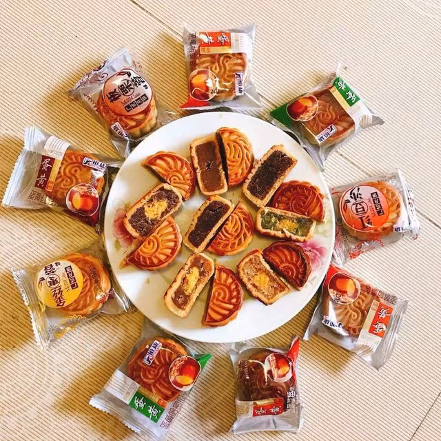 Mỗi chiếc bánh trung thu bán lẻ có giá là 5.000 đồng/ chiếc tuy nhiên nếu mua số lượng lớn giá rẻ hơn rất nhiều chỉ 2.500 đồng/ chiếc, thậm chí bán theo kg với giá 190 nghìn đồng/ 2,5 kg bánh.